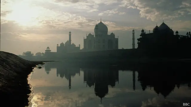 ටාජ් මහල් පිහිටා තිබෙන අග්රා නුවර අධික ලෙස පරිසරය දූෂණය කෙරෙන කර්මාන්ත ශාලා ගණනාවකට නිවහන වී තිබේ