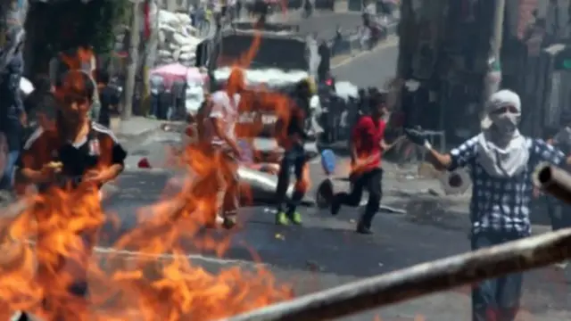 كان القتيلان يشاركان في مظاهرة ضد خطة حكومية لبناء ثكنات عسكرية في منطقة ديار بكر