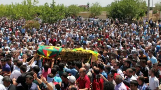 واستمر التوتر في جنوب شرق البلاد يوم الأحد وتظاهر العشرات بعد جنازة أحد القتلى