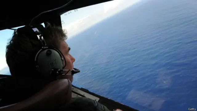 Летчик в самолете над океаном