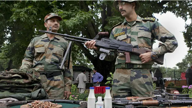 हथियारों के साथ भारतीय सैनिक