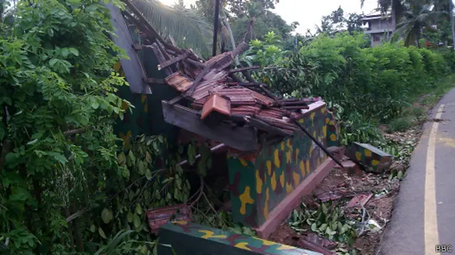 මීපාවල අමරසූරිය විද්‍යාලය ඉදිරිපිට හානියට පත් බස් නැවතුම්පළ