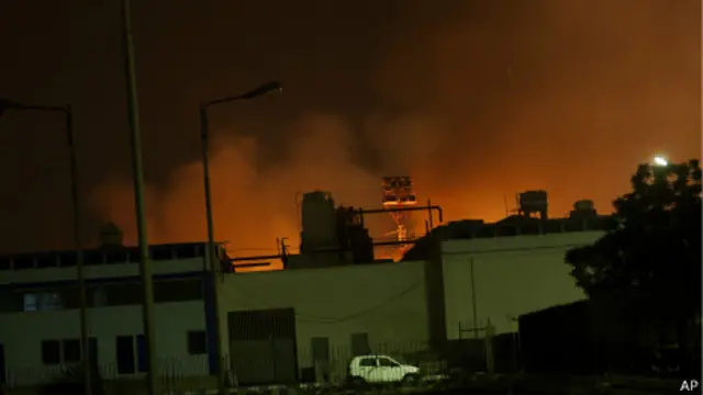 بعضی منابع خبری از دودی گزارش کرده اند که از باند فرودگاه به هوا می رود