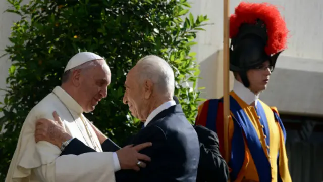 شارك الحبر الأعظم عباس وبيريز بزراعة شجرة زيتون في حديقة الفاتيكان