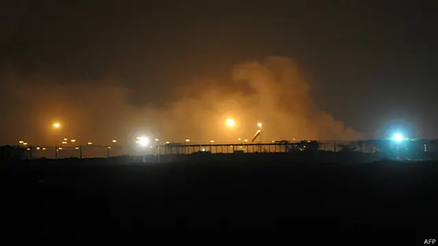 Humo en el aeropuerto de Karachi