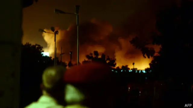 مهاجمان به خود جلیقه انتحاری بسته بودند و پیش از دستگیری، خود را منفجر می‌کردند