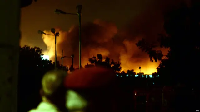 ایئر پورٹ کے احاطے میں موجود انجینیئرنگ کی دو منزلہ عمارت کے اندر حملہ آوروں اور سکیورٹی اہلکاروں کے درمیان خاصی دیر مقابلہ جاری رہا۔ یہی وہ عمارت ہے جہاں سے حملہ آور ہوائی اڈے کے اندر داخل ہوئے۔