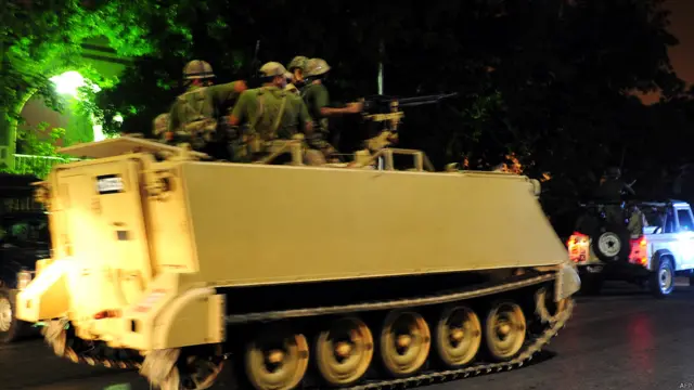 دس حملہ آور پانچ پانچ کی دو ٹولیوں میں ایئر پورٹ میں داخل ہوئے تھے۔ سکیورٹی فورسز نے ہوائی اڈے میں تلاشی کا عمل مکمل کرنے کے بعد کلیئر کر دیا ہے۔