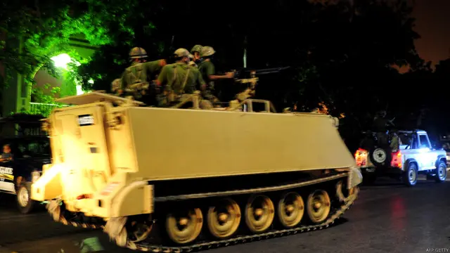 आठ जून की रात में भारी हथियारों से लैस चरमपंथियों ने कराची हवाई अड्डे पर हमला कर दिया था. फ़ौज ने बख़्तरबंद गाड़ियों का इस्तेमाल किया. 