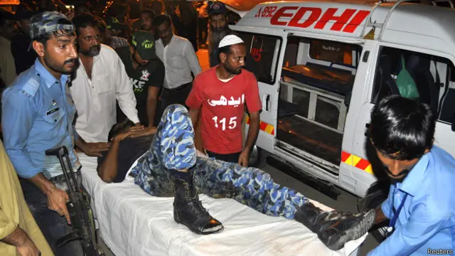 एक घायल सुरक्षाकर्मी को अस्पताल ले जाते हुए