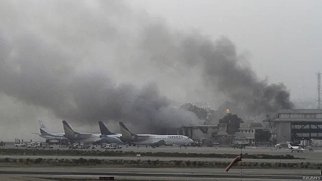 卡拉奇真纳机场冒起浓烟（9/6/2014）