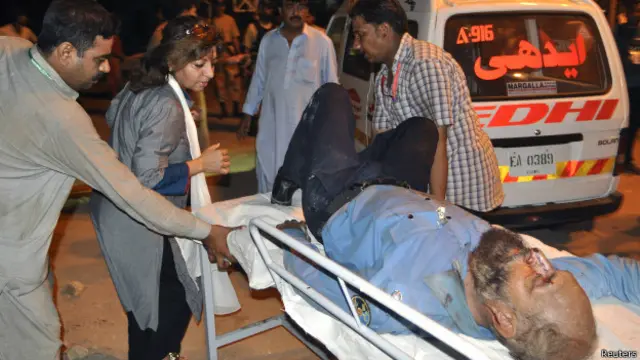 हमले में एक घायल को अस्पताल ले जाते लोग