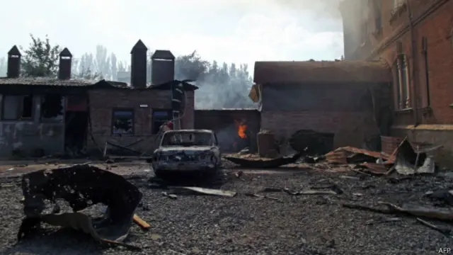 烏克蘭斯拉維揚斯克一處民房在親俄武裝與政府軍交戰中受破壞（8/6/2014）