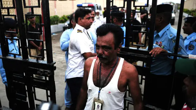 سکیورٹی فورسز کے آپریشن کے اختتام پر ہوائی اڈے پر کام کرنے والے ملازمین ایئر پورٹ سے نکل رہے ہیں۔