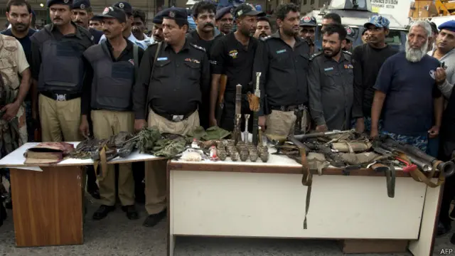 پاک فوج کے شعبہ تعلقات عامہ آئی ایس پی آر نے ایک بیان میں اس خبر کی تردید کی ہے کہ کراچی ایئر پورٹ پر دوبارہ فائرنگ کا آغاز ہو گیا ہے