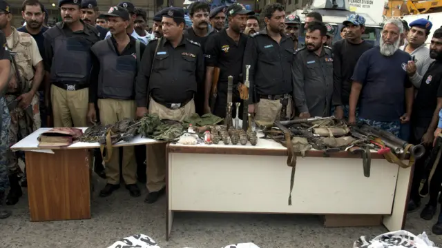 کالعدم تنظیم تحریک طالبان پاکستان فضل اللہ گروپ کے ترجمان شاہد اللہ شاہد نے کراچی ہوائی اڈے پر حملے کی ذمہ داری قبول کی ہے۔ پولیس اہلکار حملہ آوروں سے قبضے میں لیے جانے والے اسلحے کے ساتھ کھڑے ہیں۔ حکام کے مطابق سات حملہ آوروں کو سکیورٹی فورسز نے آپریشن کے دوران ہلاک کیا ہے جبکہ تین نے اپنے آپ کو اڑا لیا۔