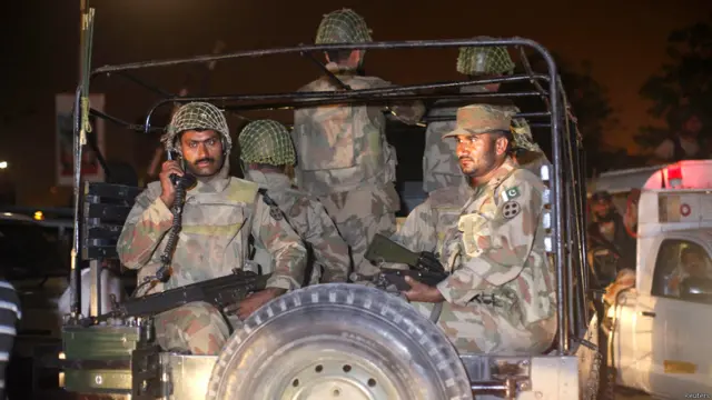 په انځورونو کې چې کومې د اور لمبې وینئ، هغه د الوتکې نه دي بلکې د ودانۍ دي چې اوس یې اور مړ شوی. ټول مهم څیزونه محفوظ دي.