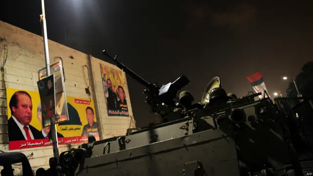 په هوايي ډګر کې د ډېر مزاحمت سره بیا هم په ډېر احتیاط تلاشي روانه ده، خو چارواکي د ورځې رڼا ته په تمه دي چې هر اړخیزه تلاشي وکړي.