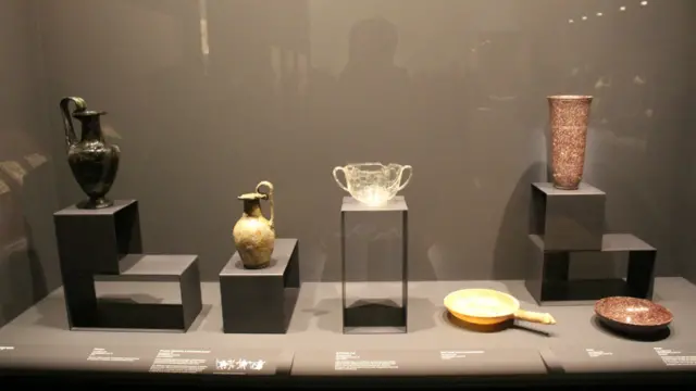 د افغانستان د لرغونو اثارو یوه ټولګه (د افغانستان پټه خزانه) تر سرلیک لاندې د استرالیا نیوساوت ویلز ښار کې نندارې ته اېښودل شوې ده.