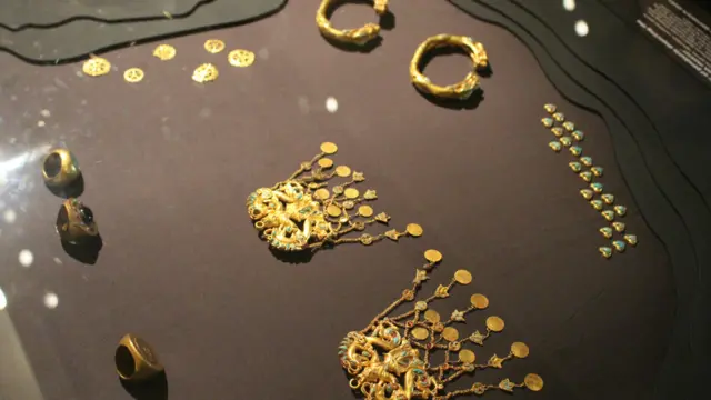 د افغانستان د اطلاعاتو او کلتور وزارت فرهنګي مرستیال مصدق خلیلي، بي بي سي ته وویل، دا ټولګه د یوه نړیوال سفر په پای کې په استرالیا کې نندارې ته اېیښودل شوې ده.