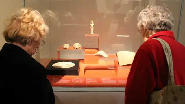 دا اثار د تېرې پېړۍ شپیتمو او اویایمو لسیزو کې د کابل له بګرام، د کندوز له آی خانم، د جوزجان له طلا تپې او د بغلان له فلول تپې نه کشف شوي وو.