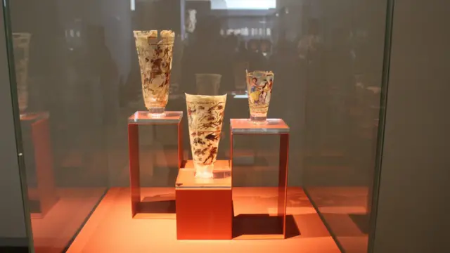 د دې مجموعې ځینې طلايي اثار د کوشانیاني شهزاده ګانو له هغه شپږ کسیز قبر نه ترلاسه شوي چې یو نارینه او پنځه ښځې پکې خښې شوې. د دې اثارو ډېری له میلاد نه مخکې پېړیو پورې تړاو لري.