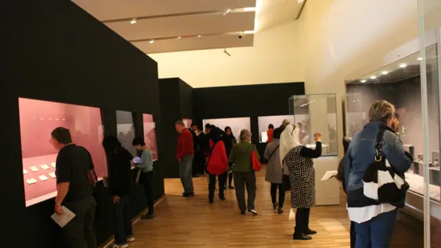 د دې تاریخي اثارو نندارتون د استرالیا دولت، هربرت سمیت موسسې او د نیوساوت ویلز ښار د هنرونو نندارتون په مرسته جوړ شو.