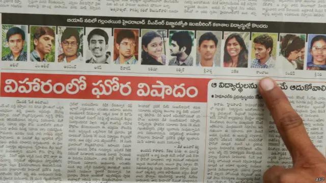 हैदराबाद के एक अखबार में प्रकाशित हिमाचल प्रदेश के व्यास नदी में लापता हुए छात्रों की फोटो देखता एक व्यक्ति