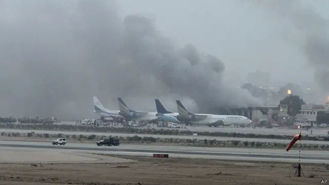 کراچی ایئرپورٹ رات کو بین الاقوامی پروازوں کی آمد اور روانگی کی وجہ سے مصروف رہتا ہے۔ یہ بات حملہ آور بھی جانتے تھے