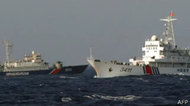 ဗီယက်နမ် ကမ်းစောင့်သင်္ဘော (ဝဲ)နဲ့ တရုတ် ကမ်းစောင့် သင်္ဘော (ယာ)တို့ ထိပ်တိုက် တွေ့စဉ်။