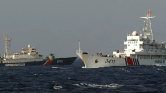 中越两国因981钻井平台产生争议,双方船只在争议海域对峙。