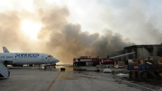 رواں ماہ ہی کراچی کے ائیرپورٹ پر شدت پسندوں نے حملہ کیا تھا اور سکیورٹی فورسز نے پانچ گھنٹے کی کارروائی کے بعد ایئرپورٹ کا کنٹرول دوبارہ حاصل کیا تھا۔