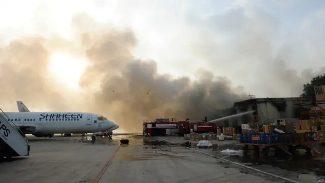 巴基斯坦卡拉奇真纳国际机场遇袭, 消防员扑灭大火