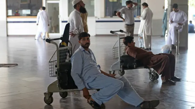 ایئرپورٹ سکیورٹی فورس کے ڈائریکٹر انٹیلی جنس ممتاز میمن کے مطابق شدت پسندوں کے حملے اور ان کے خلاف کارروائی کے دوران نہ تو کسی مسافر طیارے کو نقصان پہنچا ہے اور نہ ہی کسی مسافر کو کوئی نقصان پہنچا ہے۔