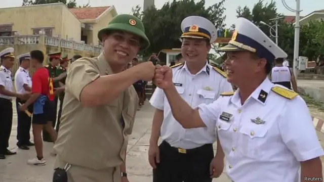 Hải quân hai nước đã giao lưu trên một hòn đảo tranh chấp