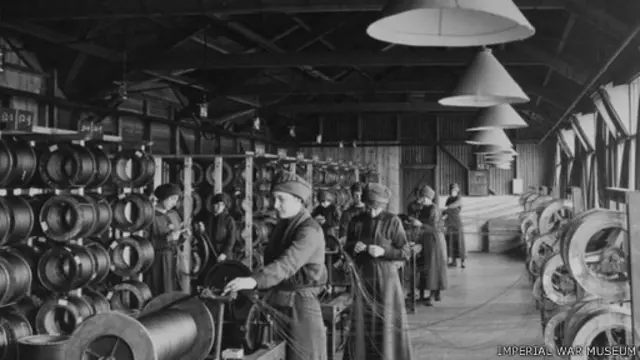 عملت آلاف النساء في مصانع للذخيرة في أنحاء انجلترا خلال الحرب العالمية الأولى