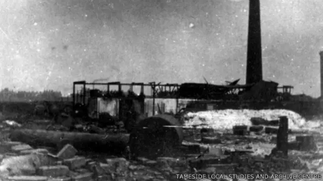 أجريت جنازة جماعية لضحايا الانفجار الذي وقع في مصنع بلدة "اشتون اندر لين" 