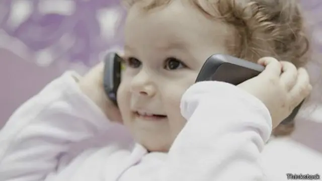 Bebé con audífonos