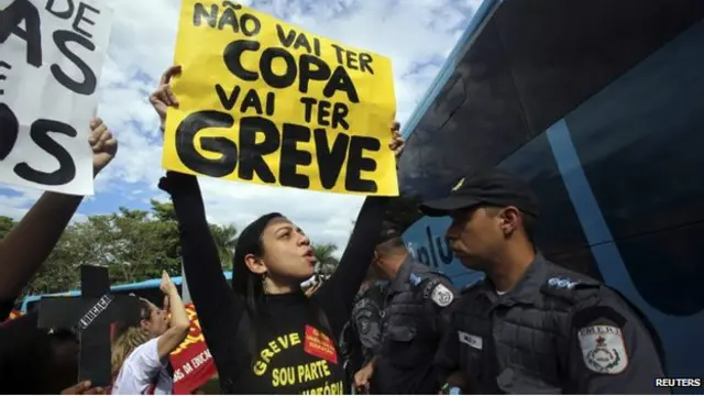 फ़ुटबॉल विश्व कप का विरोध