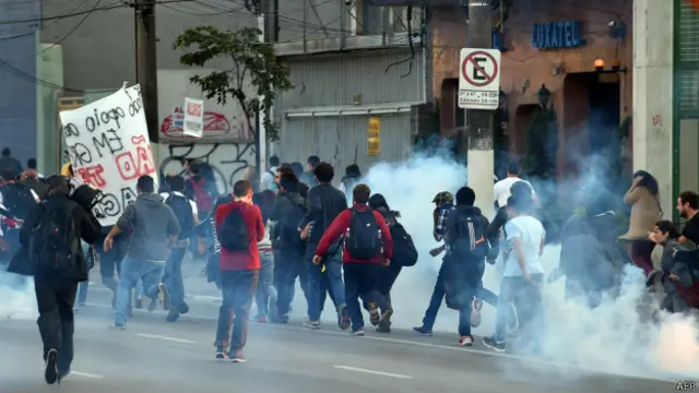 साओ पाउलो, पुलिस ने आंसू गैस छोड़ी