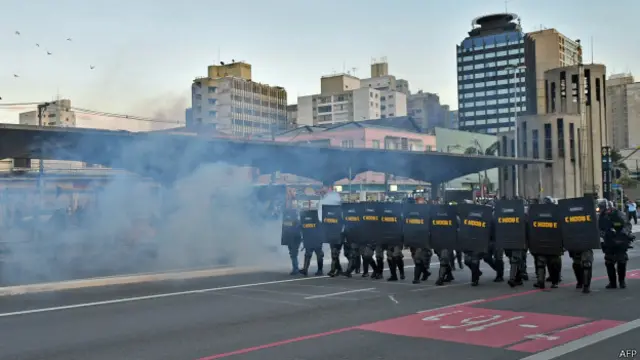 साओ पाउलो, पुलिस ने आंसू गैस छोड़ी