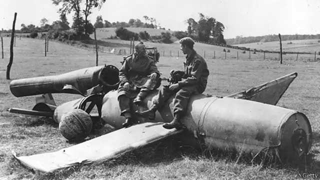 Канадские солдаты на обломках ракеты, не долетевшей до Британии