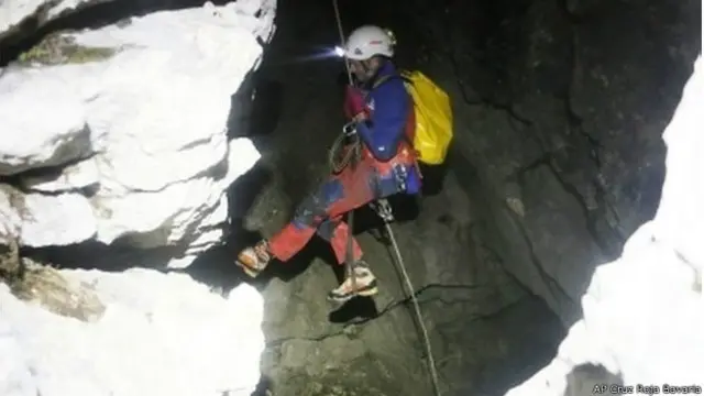 Un grupo de 12 rescatistas entró a la cueva para intentar llegar hasta el investigador.