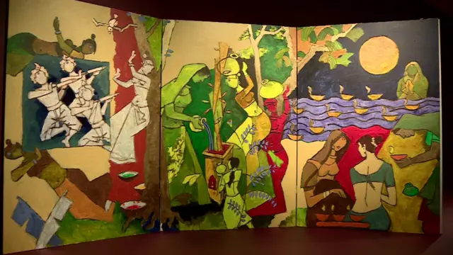 हुसैन ने 'पारंपरिक भारतीय त्योहार' नाम की इस पेंटिंग में होली का उल्लास दिखाया है तो दूसरे पैनल में तुलसी की पूजा करती महिलाएं नज़र आ रही हैं. तीसरी तस्वीर पूर्णिमा पर अपने पति की लंबी आयु के लिए व्रत करती महिलाओं को दर्शाया गया है. हुसैन साहब ने इन पेंटिंग्स के बारे में ख़ुद भी लिखा है कि पहली तस्वीर जहां अग्नि को समर्पित है वहीं दूसरी में पौधों और तीसरी में जल की महिमा का चित्रण है.