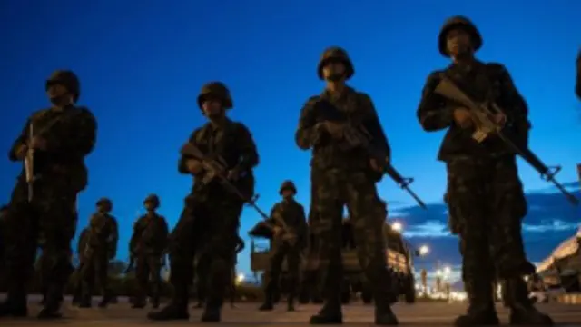 泰国政变后,士兵在街头巡逻。