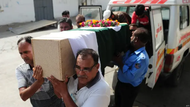 پاکستان انٹرنیشنل ایئر لائن کے عملے کے چار ارکان بھی ہلاک ہونے والوں میں شامل ہیں۔ پیر کو تقریباً 16 گھنٹے کے بعد کراچی کے ہوائی اڈے سے پروازیں دوبارہ شروع ہو گئی ہیں۔