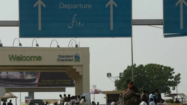 کراچی کے بین الاقوامی ہوائی اڈے کو اتوار کی رات بھر حملہ آوروں کے خلاف جاری رہنے والے آپریشن کے بعد پیر کو عوام کے لیے کھول دیا گیا۔