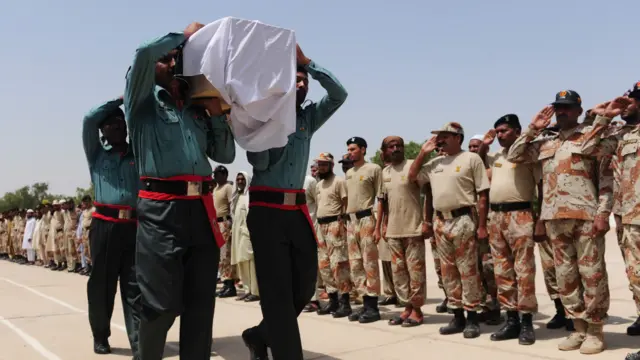 شدت پسندوں کے خلاف تقریباً پانچ گھنٹے تک جاری رہنے والی کارروائیاں میں 10 حملہ آوروں سمیت 29 افراد ہلاک ہوئے۔ان میں 11 ایئر پورٹ سکیورٹی فورس کے اہلکار، چار پاکستان انٹرنیشنل ایئر لائن کے عملے کے ارکان، ایک رینجر کا جوان، ایک پولیس کا سپاہی اور ایک نامعلوم شخص شامل ہے۔ 