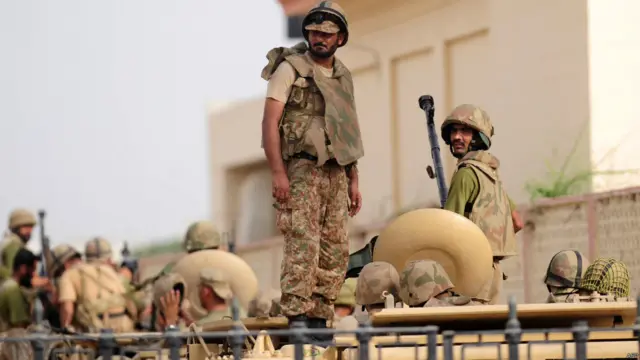 کراچی کے بین الاقوامی ہوائی اڈے پر اتوار کی رات سے فوج کے اہلکار بکتر بند گاڑیوں میں موجود ہیں۔ملک کے دیگر ہوائی اڈوں پر بھی اتوار کی رات سے ہائی الرٹ ہے۔