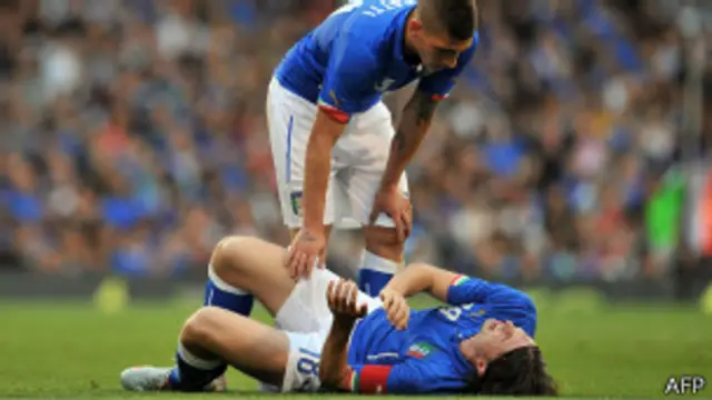 Montolivo, da Itália, no chão após se machucar em jogo contra a Irlanda